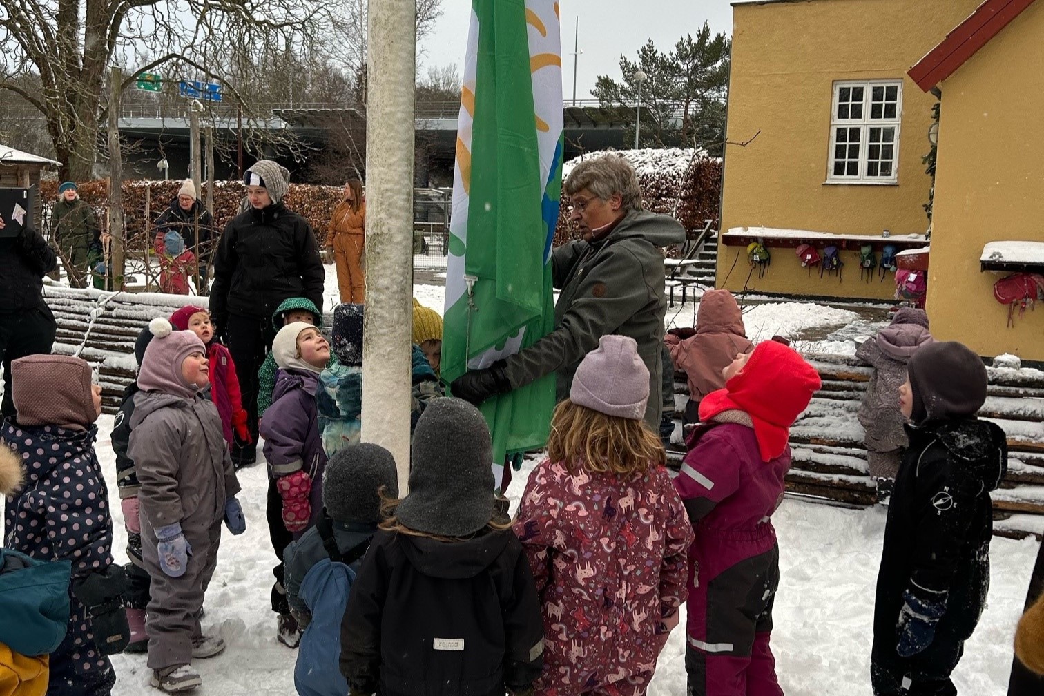 Børn fra Gladsaxe Skovbørnehave hejser Friluftsrådets flag sammen med borgmesteren